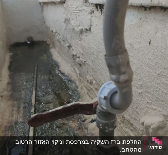 ברז מים עם צינור מחובר לקיר